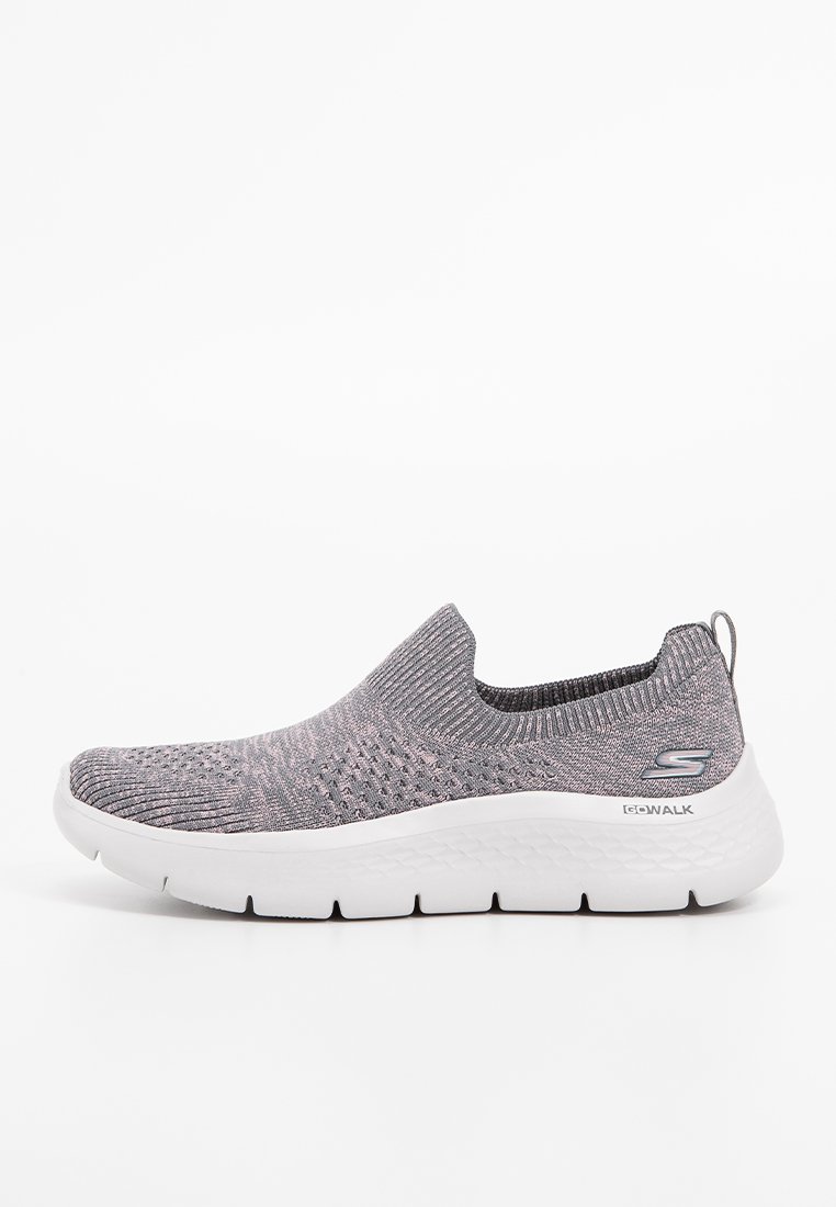 Schlüpfschuhe mit einem Strick-Obermaterial in Grau und Pink, ausgestattet mit einer weißen gepolsterten Sohle und strukturierten Details im Obermaterial.