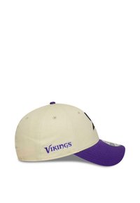 Mütze aus beigem Stoff mit einem lila Schirm. Verfügt über ein gesticktes "Vikings"-Logo in lila und ein Wikinger-Symbol an der Seite.