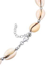 Skallering med beige cowrie-shells, sølvperler og en hummertang, med en mørk flettrørelse og en justerbar kæde.
