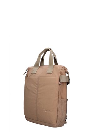 Zaino rettangolare marrone chiaro con tasca frontale, tasca laterale e doppi manici superiori, su sfondo bianco.
