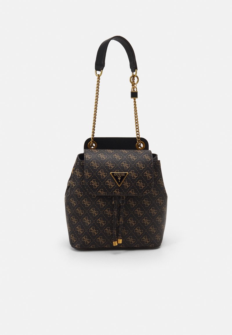 Sac seau Guess marron foncé avec motif logo doré, bandoulière chaîne dorée et fermeture à cordon avec embouts dorés.