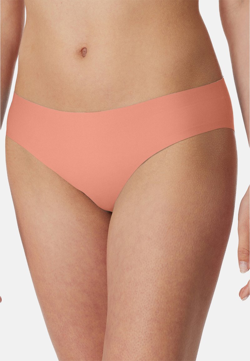 Pfirsichfarbene Bikini-Höschen aus einem glatten, elastischen Stoff, mit einem mittelhohen Bund und minimaler Abdeckung für Komfort und Passform.
