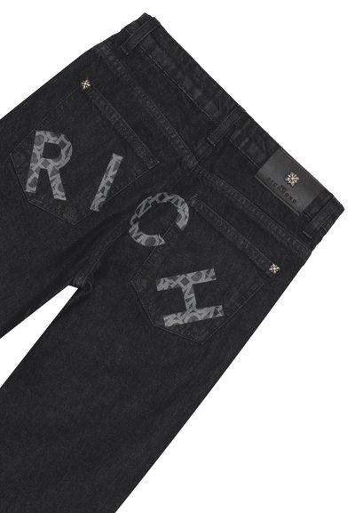 Jeans in denim nero con lettere grigie a contrasto con motivi "R", "I", "C", "H" sui taschini posteriori; design classico a cinque tasche; etichetta logo sulla cintura.