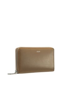 Portafoglio in pelle marrone con chiusura a zip e hardware in tonalità argentata. Presenta una texture liscia e un logo in rilievo sul davanti.
