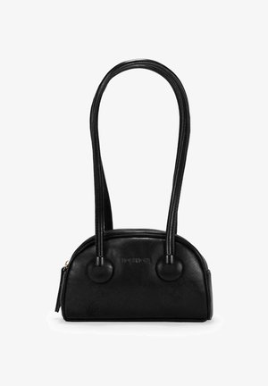 Bolso de mano de cuero negro con forma redondeada, dos asas largas y acentos circulares. Cuenta con un cierre de cremallera y un logotipo grabado en la parte frontal.