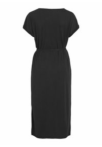 Čierne šaty s krátkymi rukávmi, uvoľneného strihu, so sťahovacím pásom a dĺžkou po polovicu lýtok, s bočnými rozparkami pre väčšiu voľnosť pohybu.