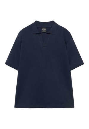 Marineblaues Poloshirt mit kurzen Ärmeln, gesplittertem V-Ausschnitt und lockerer Passform, innen am Kragen mit einem Pull&Bear-Label versehen.