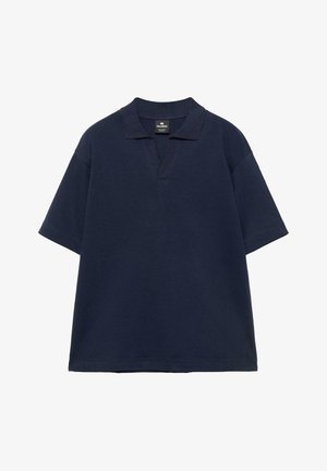 Marineblaues Poloshirt mit kurzen Ärmeln, gesplittertem V-Ausschnitt und lockerer Passform, innen am Kragen mit einem Pull&Bear-Label versehen.