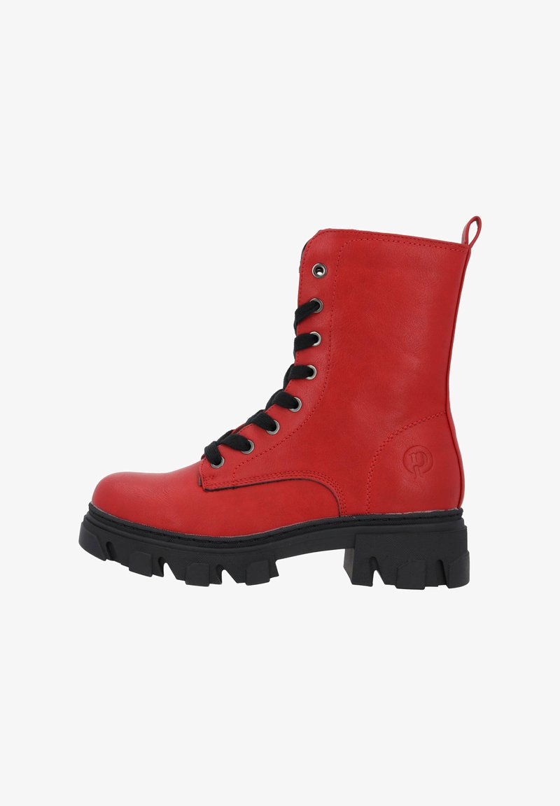 Bota de tobillo de cuero rojo con cordones negros, puntera redonda y suela de goma negra gruesa. Presenta ojales de metal y un logo en relieve en el lateral.