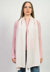 Lyserød scarf lavet af blødt stof, der hænger ned fra halsen med en glat tekstur og uden synlige mønstre eller detaljer.