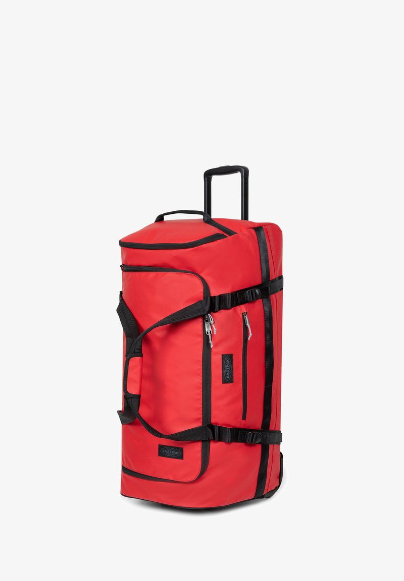 Bolsa de deporte de nylon rojo con ruedas y detalles en negro, que cuenta con dos cremalleras laterales, un asa en la parte superior y un mango telescópico retráctil para un transporte fácil.