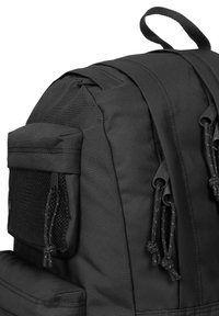 Mochila negra con tejido duradero, múltiples compartimentos, bolsillo lateral de malla y tiradores de cremallera con cuerdas texturizadas.