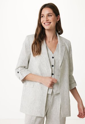 Blazer rayé en tissu léger, avec un col cranté, des manches trois-quarts et une fermeture à un bouton. Le design inclut des poches latérales.