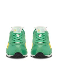 Zielono-żółte sportowe buty z mieszanką siateczki i zamszu na cholewce. Wyposażone w okrągłe sznurowadła, białym wyściełanym językiem oraz teksturowaną czarną podeszwą.