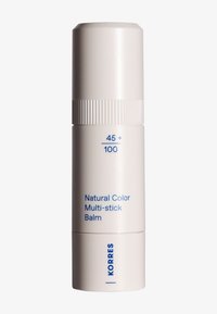 Korres Natural Color Multi-stick Balm i en cylindrisk, ljusbeige tub. Har blå text och en ribbad vridbas. Storleksangivelse: 45+/100.