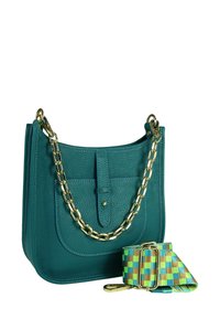 Turquoise leren handtas met een gouden kettinghandvat en een kleurrijke, verstelbare schouderriem met een patroon van groene, gele en bruine ruiten.