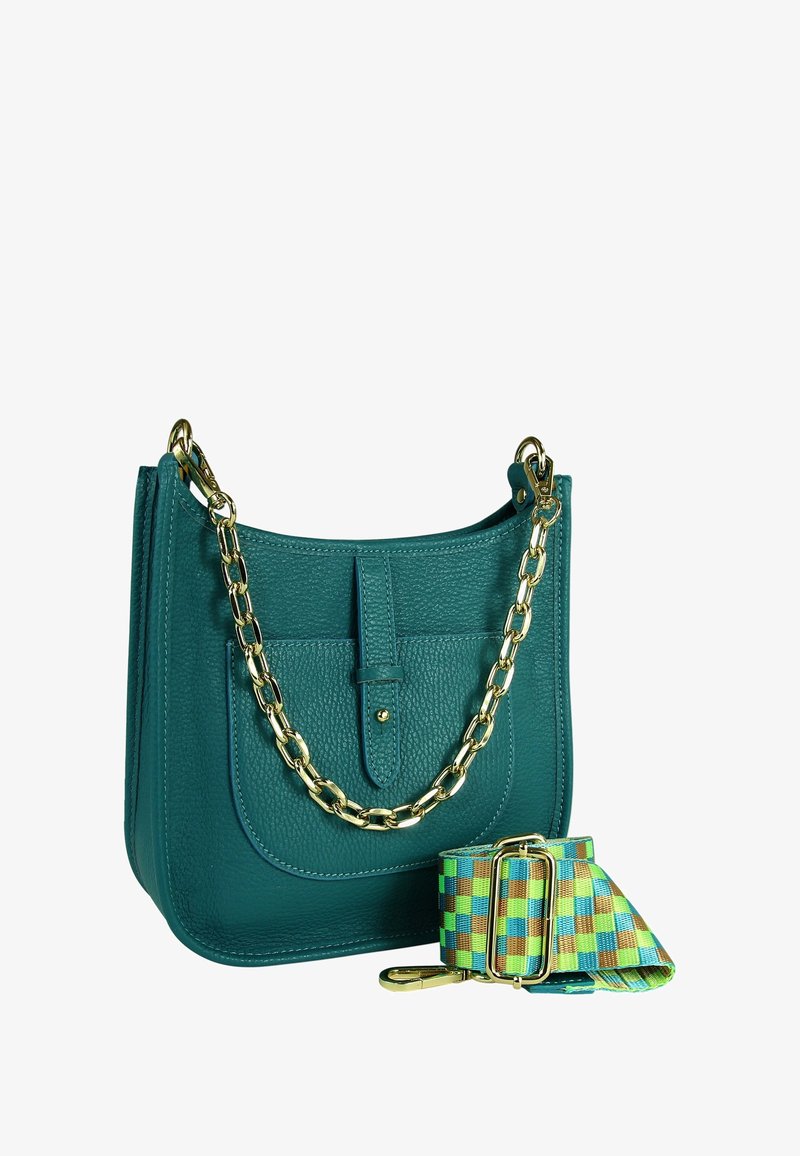 Turquoise leren handtas met een gouden kettinghandvat en een kleurrijke, verstelbare schouderriem met een patroon van groene, gele en bruine ruiten.
