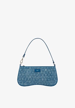 Sac à bandoulière en tissu tissé bleu avec bord inférieur incurvé et bandoulière détachable, présentant une petite étiquette rectangulaire avec logo au centre.