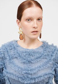 Maryisa RUFFLE MODEST - Společenské �šaty - powder blue