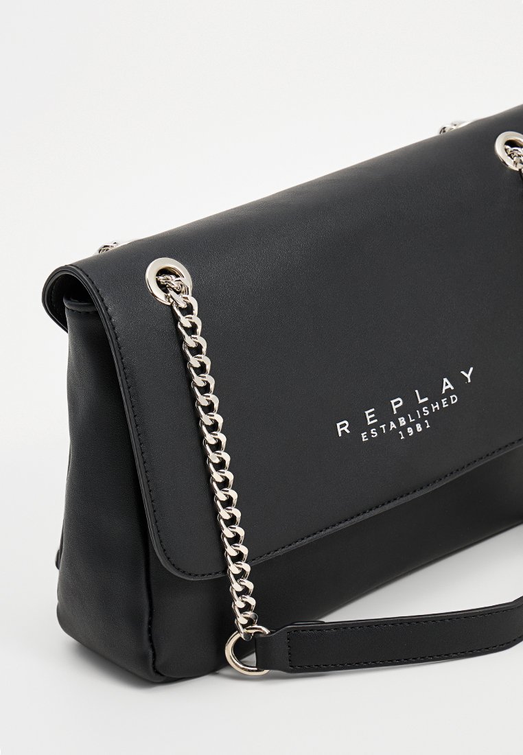 Borsa in pelle nera con tracolla a catena argentata e dettaglio del logo. Caratterizzata da una texture liscia, chiusura a pattina e forma rettangolare.