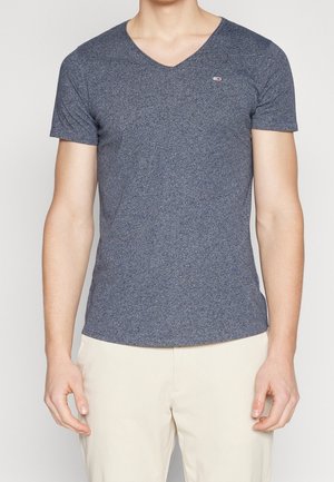 Granatowy, krótki rękaw, t-shirt z dekoltem w serek wykonany z miękkiej, teksturowanej tkaniny. Na piersi znajduje się małe logo. Krój dopasowany.