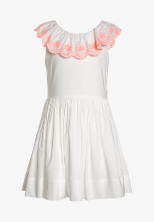 Biała sukienka z rozszerzonym dołem, z różową haftowaną falbaną przy dekolcie. Prosty i elegancki fason, idealny na ciepłe dni.