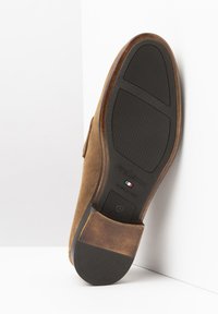 Braune Wildlederschuhe mit Gummisohle. Verfügen über einen leicht erhöhten Absatz und eine glatte, strukturierte Oberfläche. Größe 42, gekennzeichnet mit "Hergestellt in Italien."