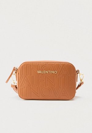 Mala transversal retangular em couro castanho claro da Valentino, com padrão do nome da marca em relevo, letras douradas com o logótipo e alça destacável, apresentada sobre um fundo simples.