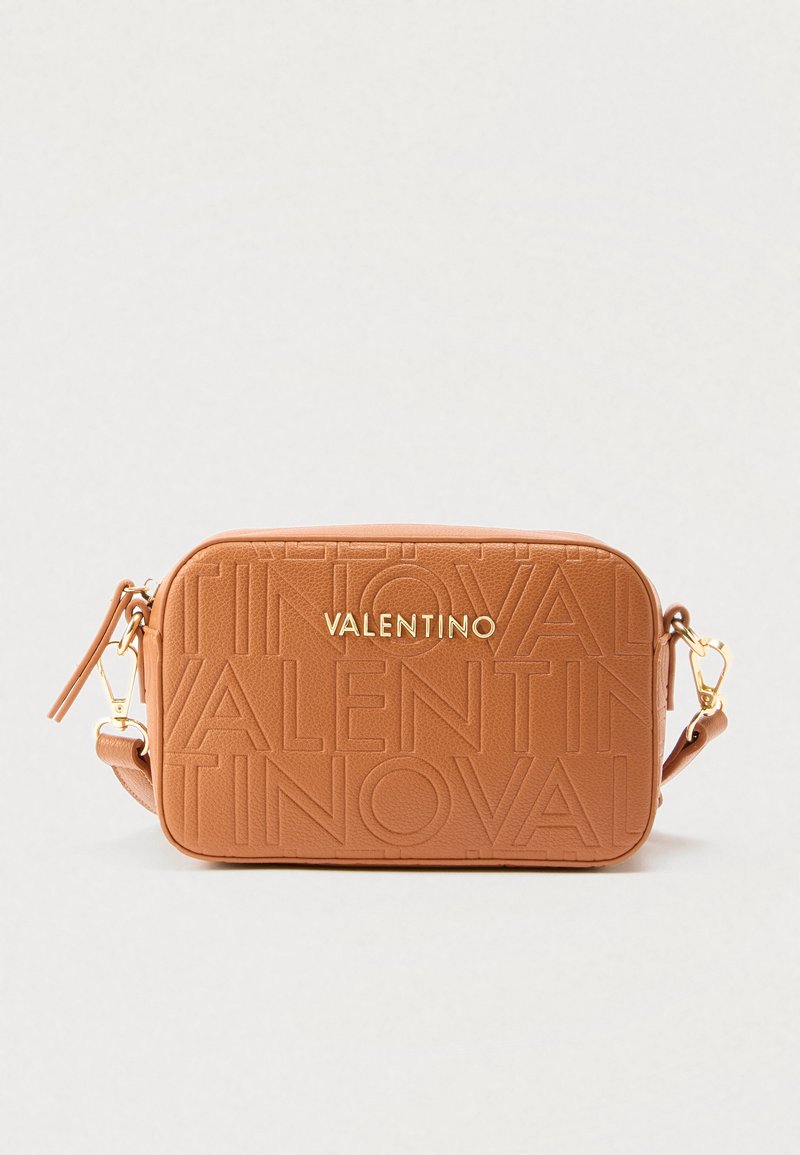 Négyszögletes, világosbarna bőr Valentino keresztpántos táska, dombornyomott márkanév mintázattal, arany logóbetűkkel és levehető pánttal, egyszerű háttér előtt.