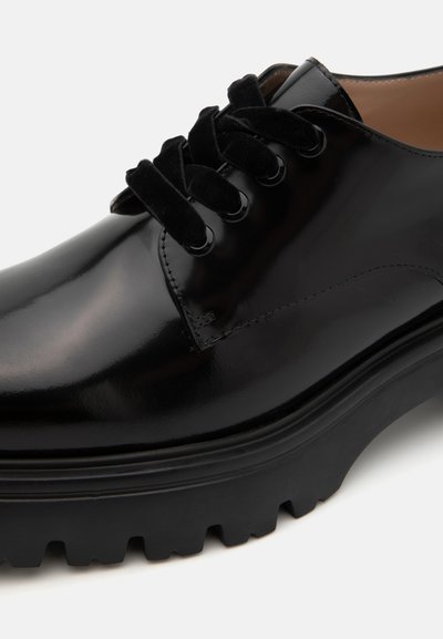 Stuart Weitzman EMERSON DERBY - Francesine - black