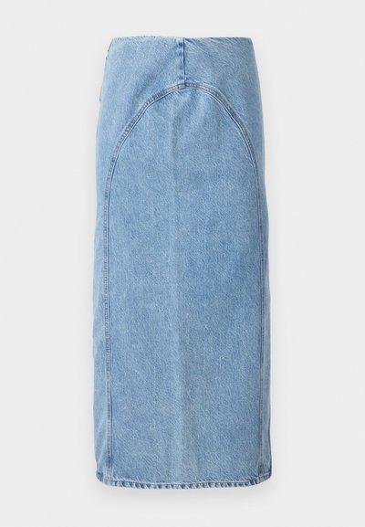 Világoskék farmer szoknya, térd hosszúságú, testhezálló szabással és ívelt varrási részletekkel. Letisztult alja van, és nincsenek látható fémalkatrészei.