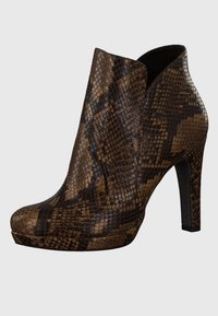 Brązowa i czarna botka za kostkę w wężowy wzór, z wysokim obcasem i teksturowanym wykończeniem, charakteryzująca się smukłym designem i spiczastym noskiem.
