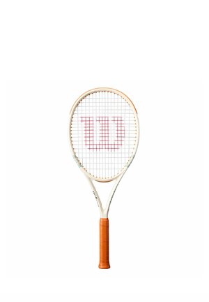Raquette de tennis blanche et orange avec un logo rouge "W" sur les cordes et une poignée orange, montrée verticalement sur un fond blanc.