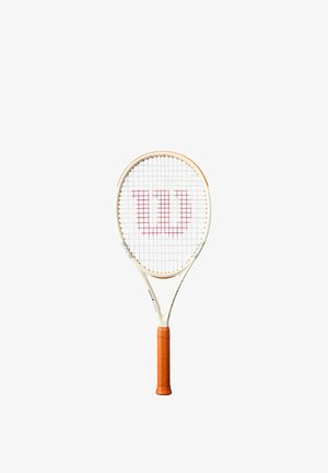 Raquette de tennis blanche et orange avec un logo rouge "W" sur les cordes et une poignée orange, montrée verticalement sur un fond blanc.