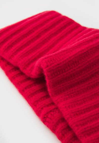 Bufanda de lana roja con un tejido suave y texturizado, con acanalado vertical. Presenta un aspecto grueso y acogedor, ideal para el clima frío.