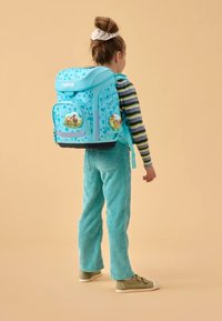 Zaino azzurro chiaro con motivi a cuore e illustrazioni di animali, texture morbida, molteplici tasche, spallacci regolabili e una maniglia superiore.