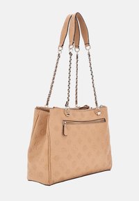 Borsa tote in beige con texture e pattern logo in rilievo, dotata di doppi manici, chiusura con zip e tasca esterna con zip.
