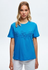 adL SHORT SLEEVE EMBROIDERY - Camiseta estampada - sax