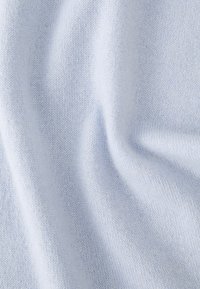 Ανοιχτού μπλε πλεκτό ύφασμα, με απαλή υφή και μαλακή πτώση. Διαθέτει ένα λεπτό, ομοιόμορφο σχέδιο ύφανσης που αντανακλά απαλό φως.