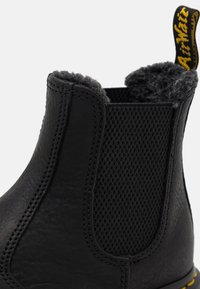 Dr. Martens Kotníková obuv - black