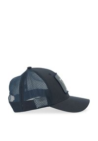 Marinepet met net achterin, gebogen rand en een patch aan de voorkant. De stof heeft een gladde textuur; het net zorgt voor ventilatie.