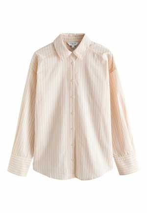 Beżowa koszula na długi rękaw zapinana na guziki z cienkimi pionowymi pastelowymi paskami i szpiczastym kołnierzykiem, ułożona płasko na białym tle.
