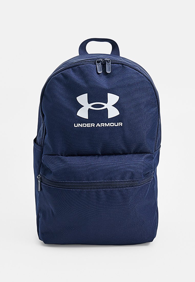 Marineblauer Rucksack aus strapazierfähigem Stoff, mit großem Hauptfach, vorderer Reißverschlusstasche und weißem Under Armour-Logo.