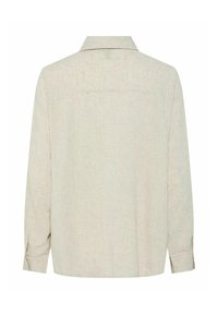 Camicia a maniche lunghe di un beige chiaro con una trama semplice, colletto a risvolto e yoke singolo sul retro. I polsini presentano un dettaglio con bottone per una vestibilità regolabile.
