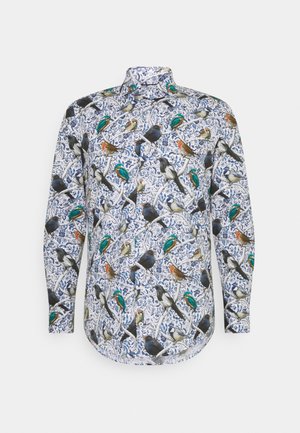 Koszula na długi rękaw zapinana na guziki z kolorowym wzorem ptaków i gałęzi na białym i niebieskim kwiatowym tle.