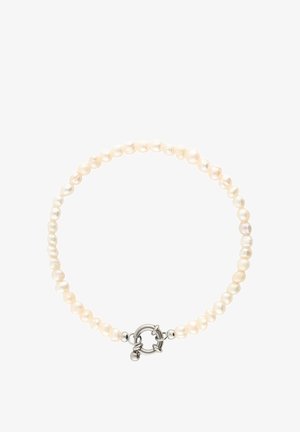 Bransoletka z jednej nici z nieregularnymi białymi perłami i okrągłym zapięciem na srebrny zatrzask.
