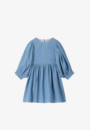 Lichtblauwe jurk met lange mouwen, een getailleerde taille, pofmouwen, geribbelde manchetten en een ronde hals, vlak liggend weergegeven op een witte achtergrond.