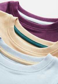 Vier Rundhals-Sweatshirts in verschiedenen Pastellfarben: Lavendel, Beige, Blaugrün und Hellblau. Mit gerippten Kragen und glatter Textilstruktur.
