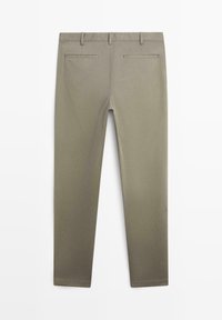 Pantalon slim kaki avec passants de ceinture et deux poches passepoilées à l'arrière, présenté de dos sur un fond blanc uni.