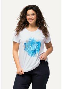 Camiseta blanca con un diseño de salpicadura de acuarela azul y la palabra "BISOU" en letras blancas y en negrita. Material de algodón suave, mangas cortas.
